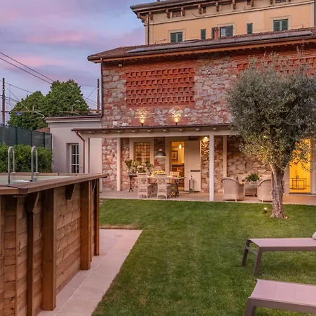 Charming City-centre Villa Lucca