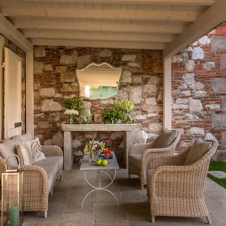 Charming City-centre Villa Lucca